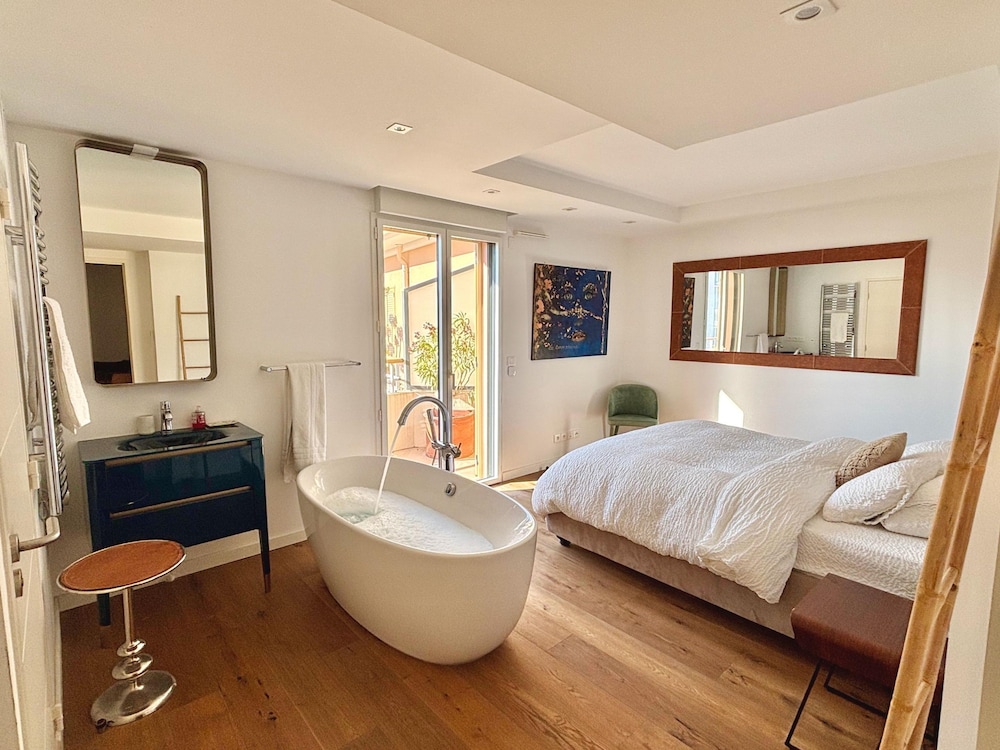 3 Bed Penthouse With Terrace Close to Beach- 2200