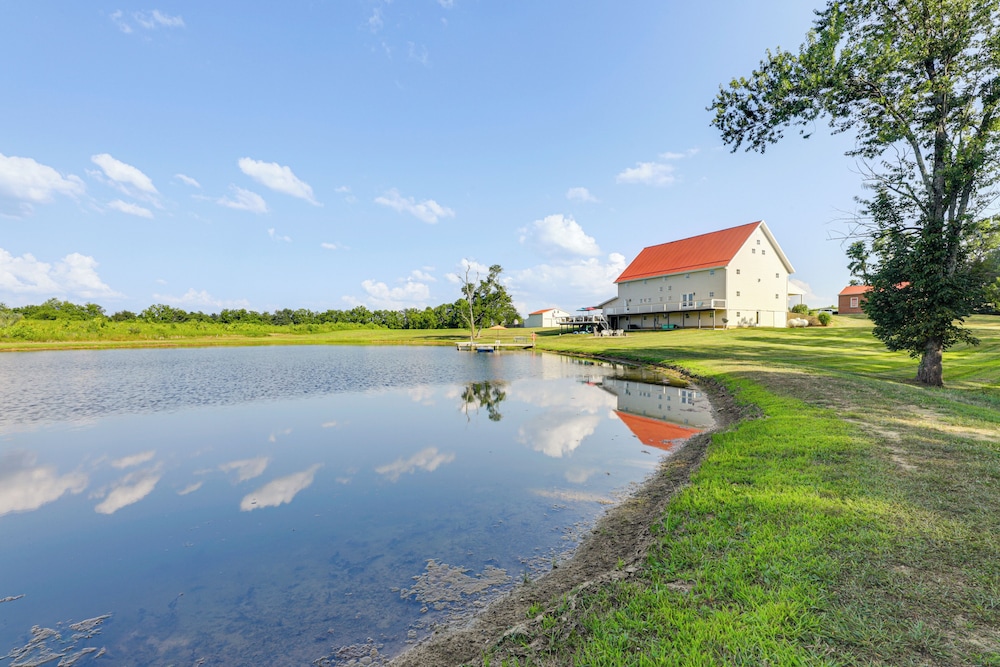 Private Ponds & Trails: Hillsboro Nature Retreat!