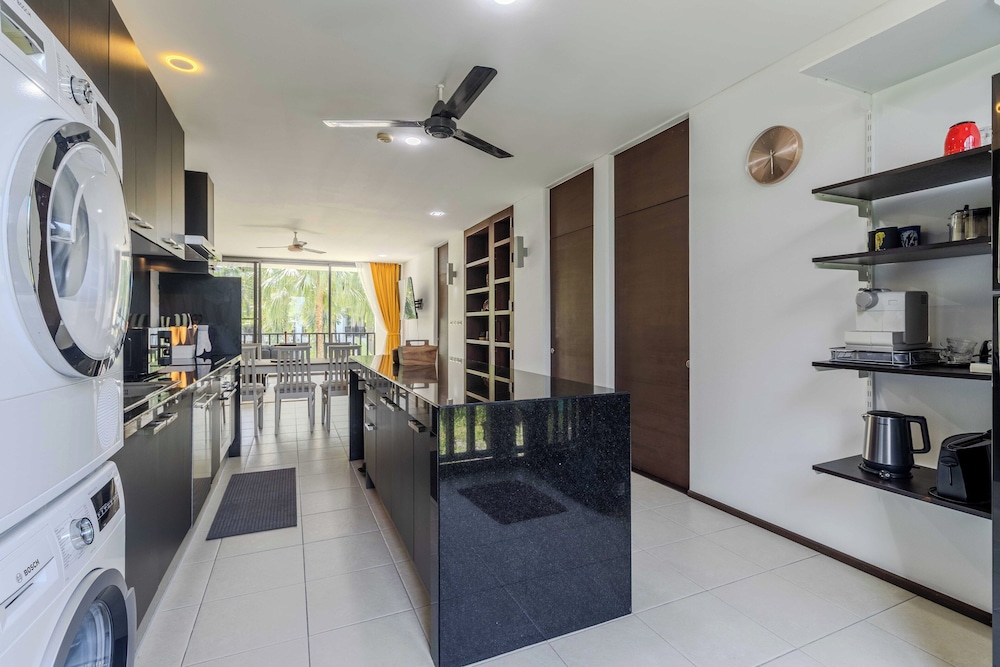 2BR Pool View Short Walk to Beach C254