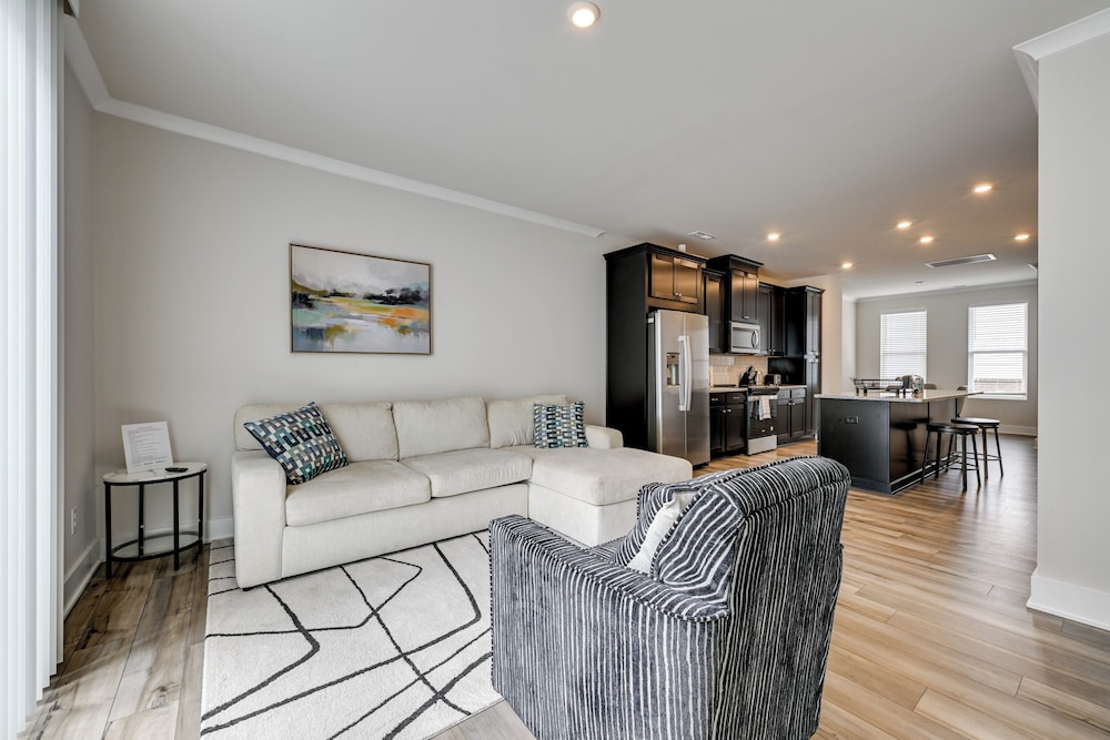 2 Mi to Uptown Charlotte: Family Townhome!