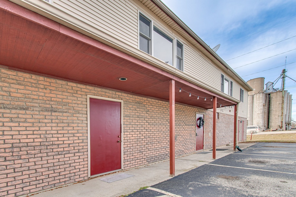 Savoy Apartment ~ 4 Mi to University of Illinois! view 3
