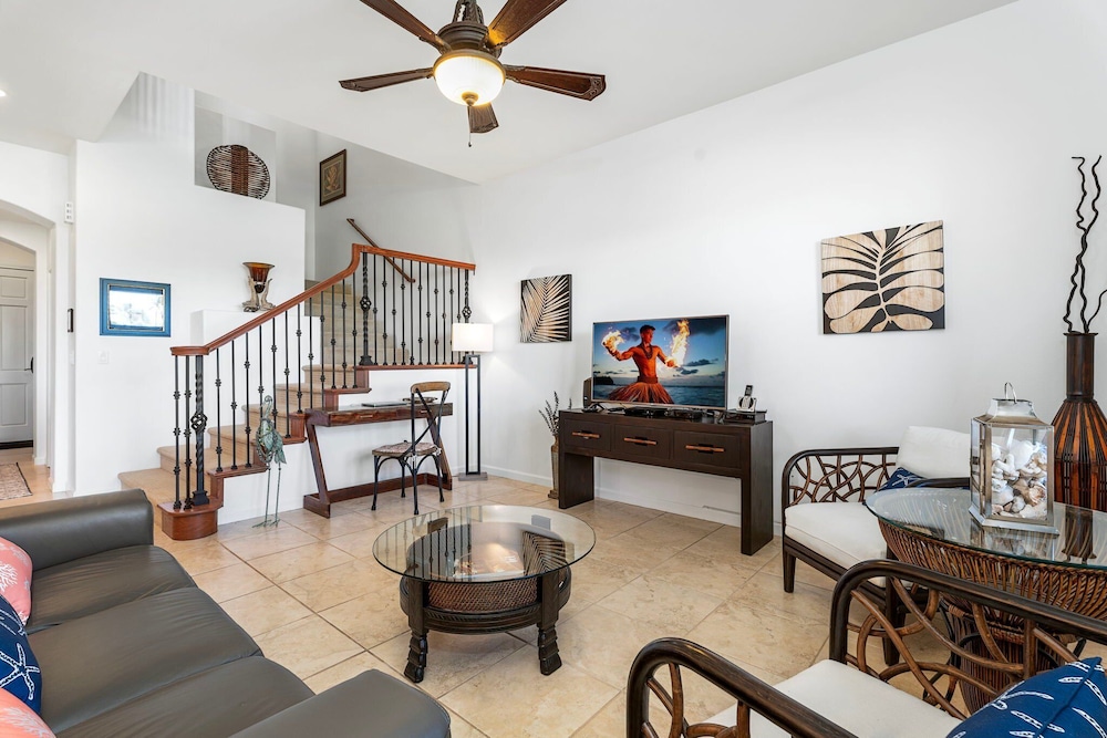 Walk to Restaurants/shopping - Excellent Golf Course Views - Private Beach Access - Vrkcv
