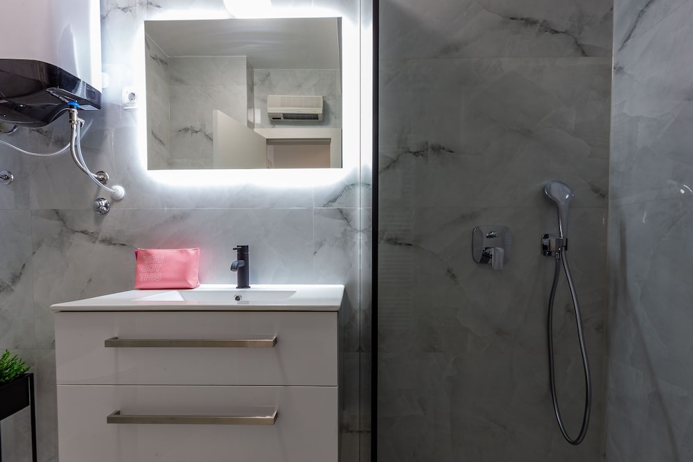 Exquisite Prestige Luxury Apartments With Shared Pool