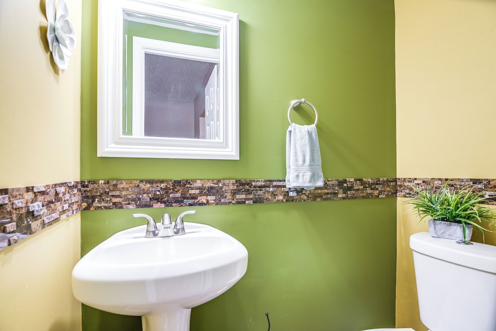11 Mi to Downtown Baltimore: Middle River Townhome