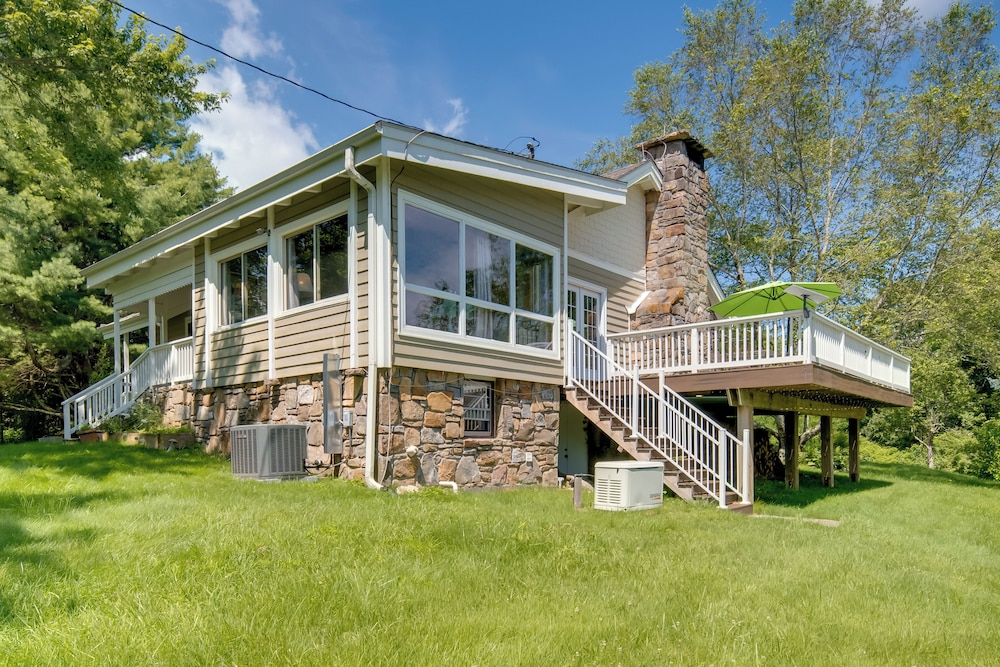 Getaway w/ Guest House - 6 Mi to Lake Glenville!