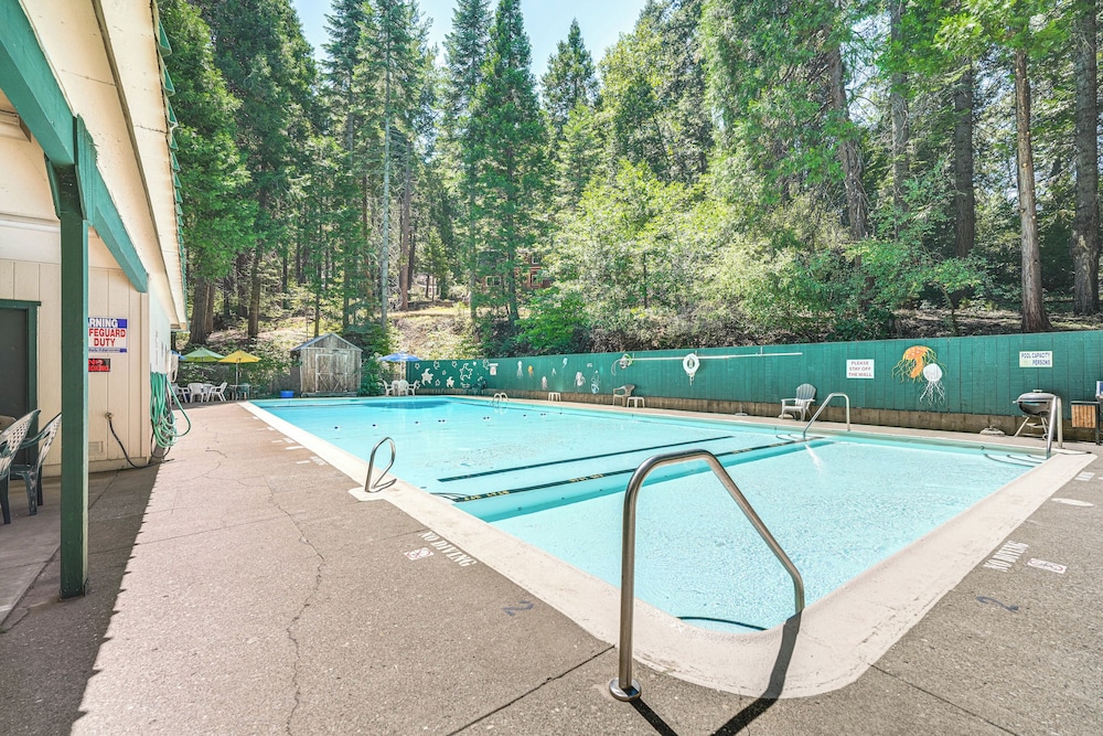 Hike, Swim, Golf: Family Retreat in Arnold!