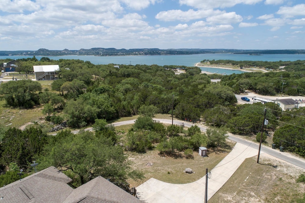 At Canyon Lake CL1233 3 Bedroom Villa by RedAwning