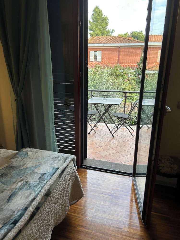 Aurelia Garden Gold Bed & Breakfast