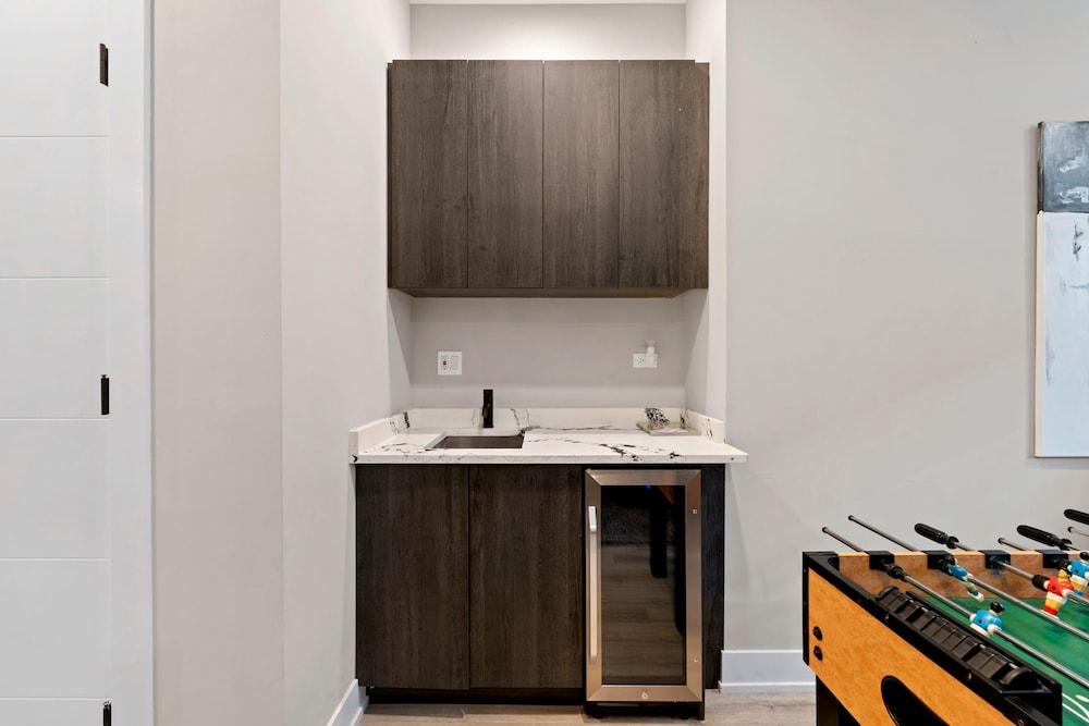 Magnificent NEW Home w 8 Beds Free Parking