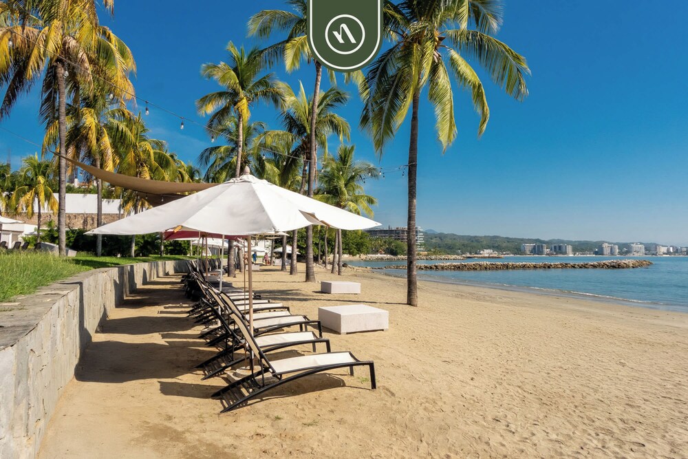 Oceanfront 3BR Condo With Beach Club - Pool