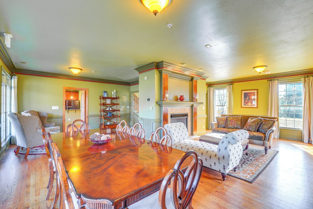 Private Hot Tub: 'bays View Lodge' in Kingsport!