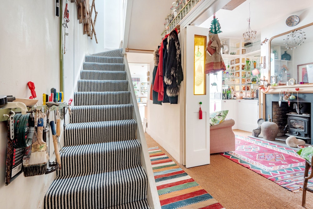 Enchanting Hammersmith Home Close to Shepherds Bush by Underthedoormat