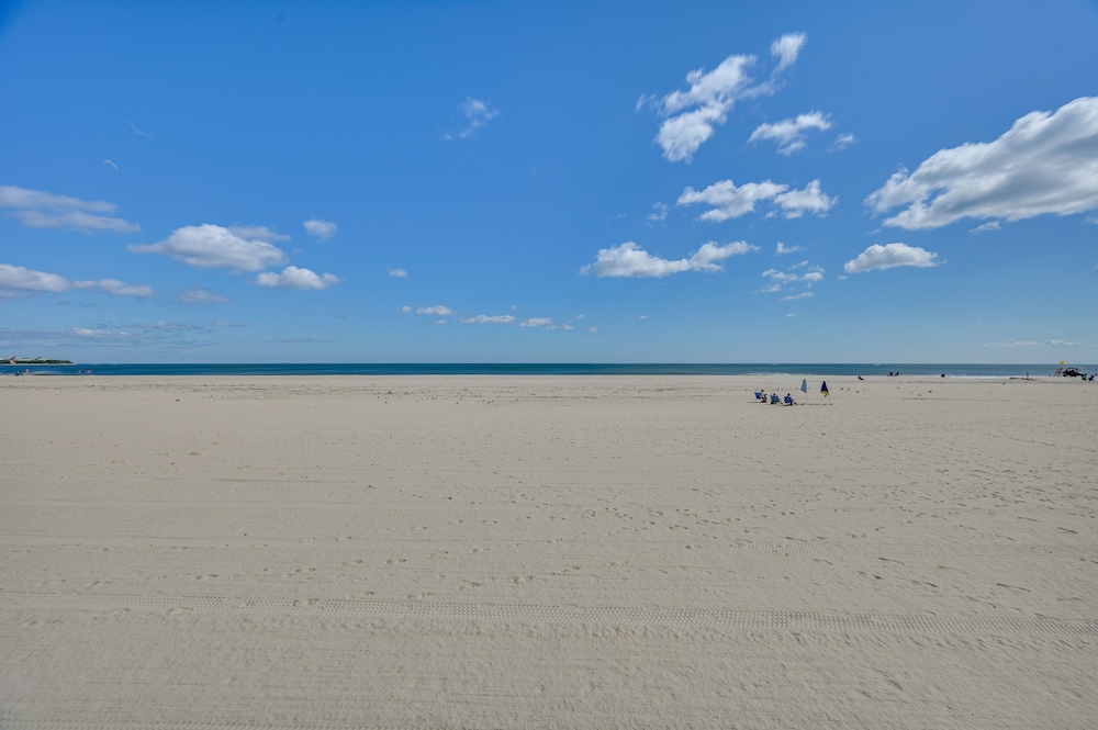 Cozy Hampton Vacation Rental, Walk to Beach! view 4