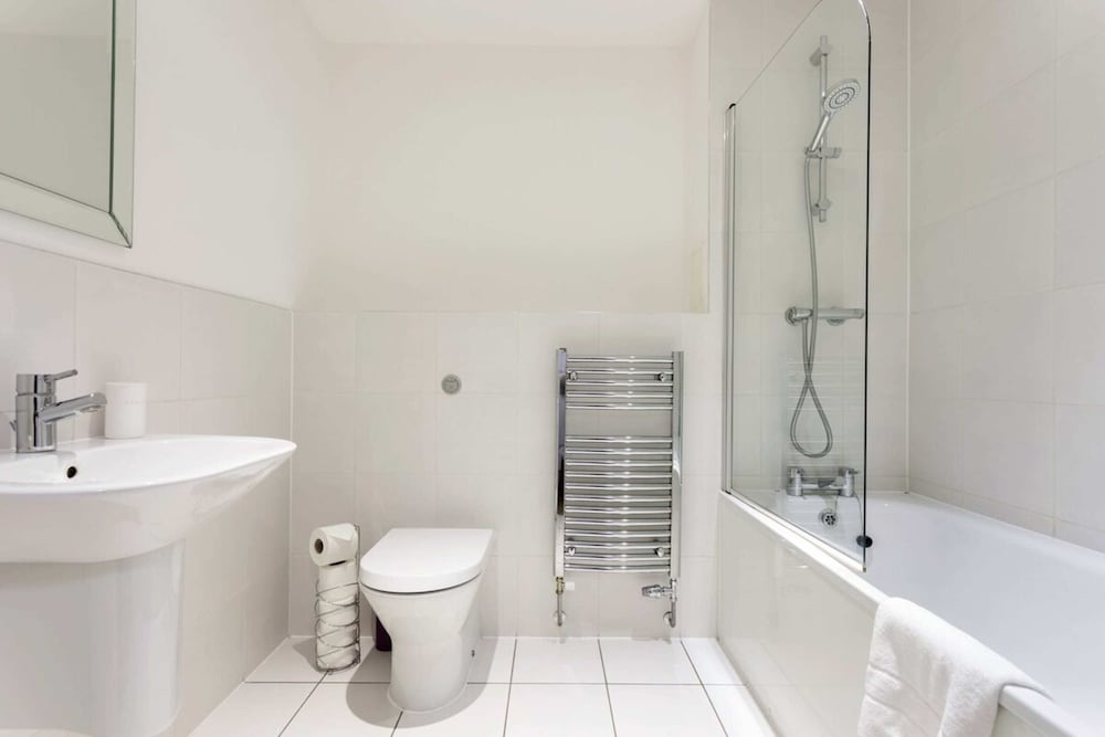 Modern 1 Bedroom Apartment Near Canary Wharf With Balcony