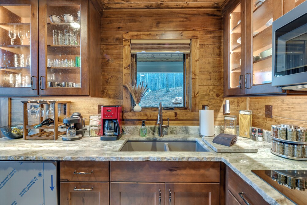 Couple's Getaway in Stoney Creek at Wintergreen!