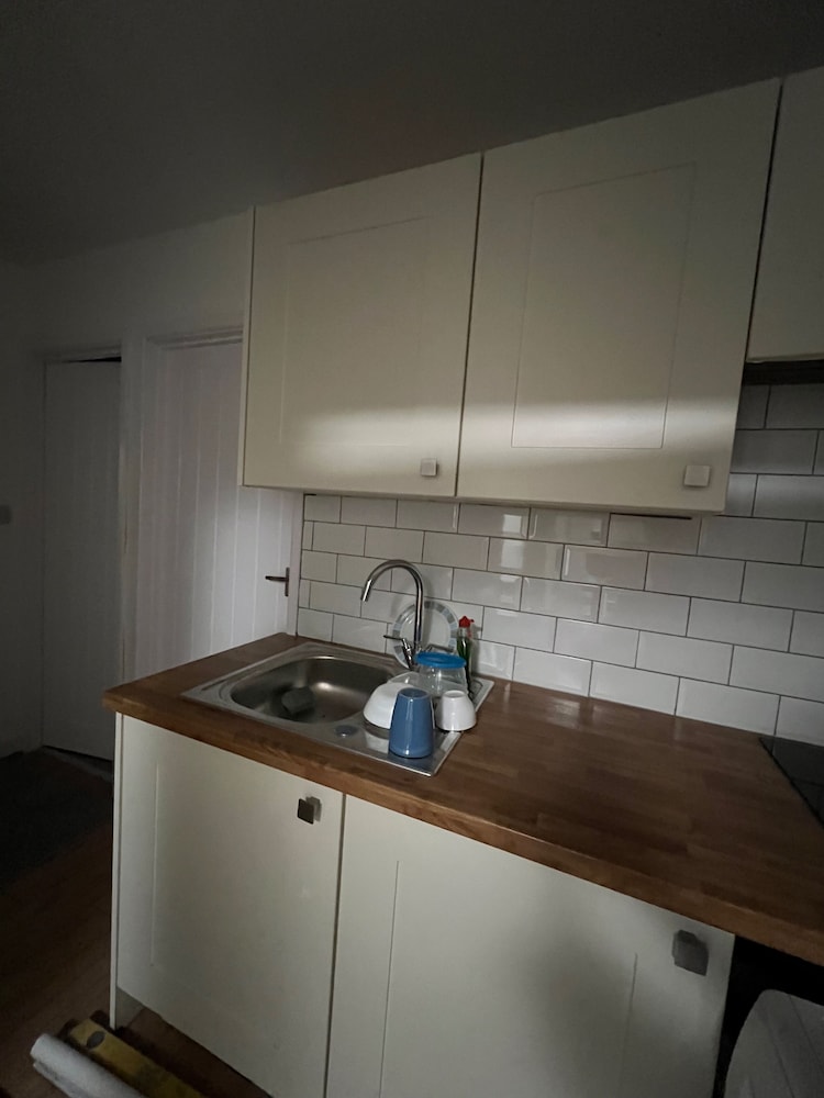 Cosy 1 Bed Retreat in Walsall - Wifi & Parking