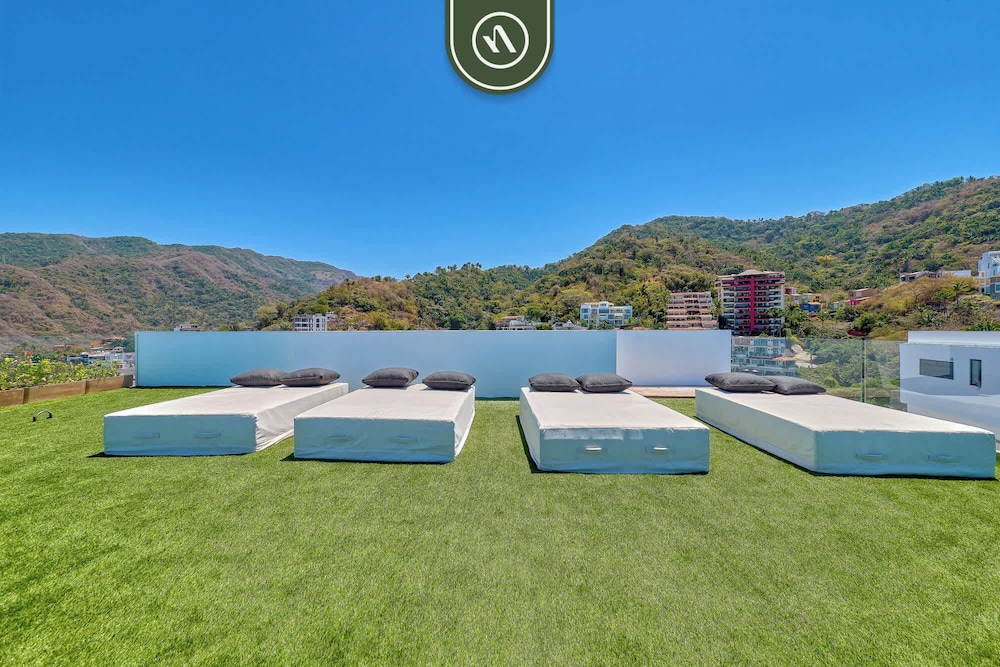 Condo With Balcony - Rooftop Pool With Ocean View
