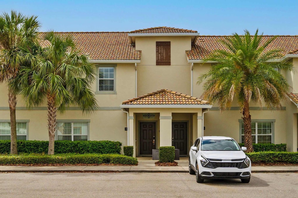 Spacious 4BR Townhome With Pool at Storey Lake