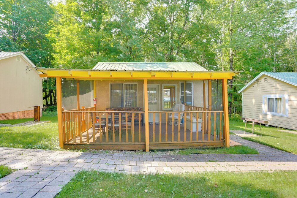 6 Mi to Bethel Woods: Cabin w/ Pool Access