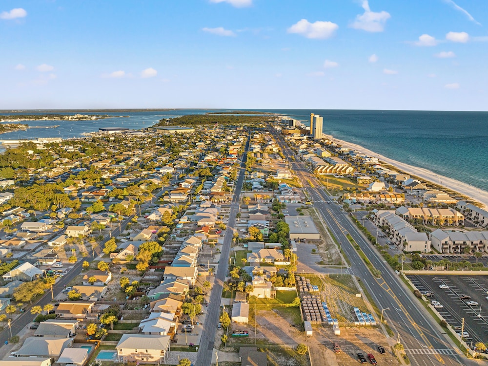 Just Beachy 3BR Dog-friendly Townhouse Near Beaches & Attractions!