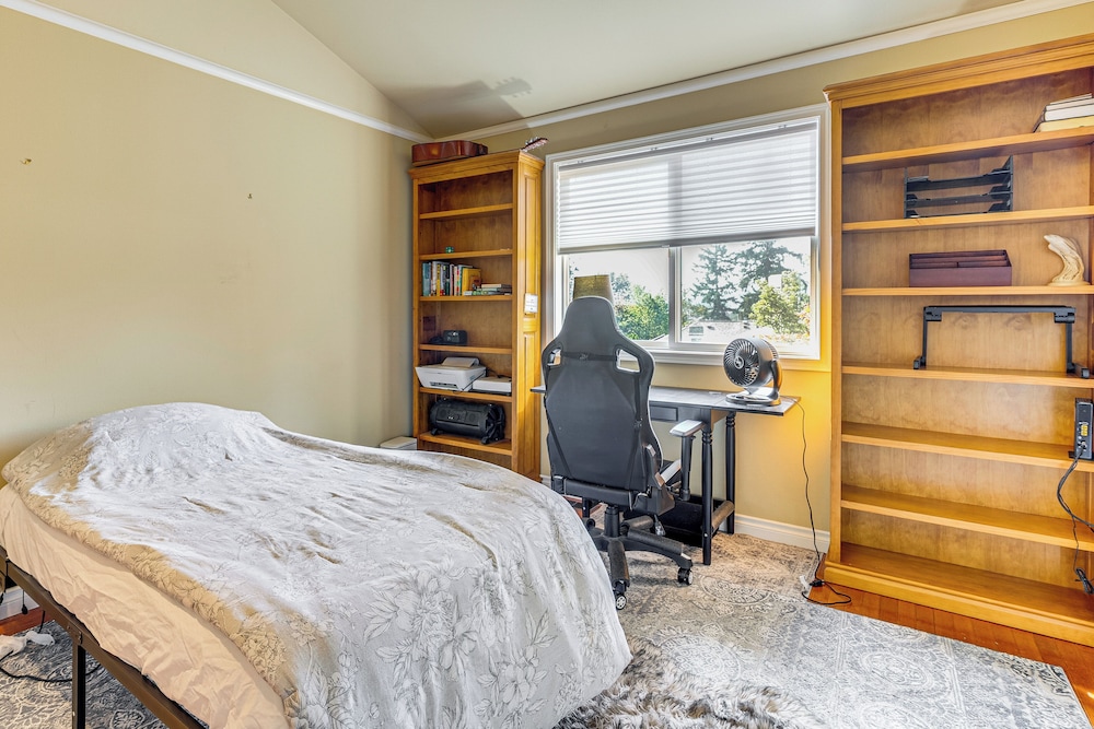 Modern Home Close to Dtwn Woodinville w/ Yard