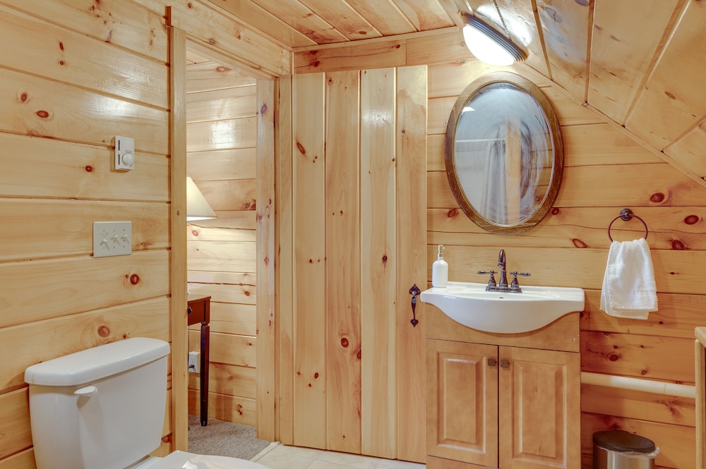 Cozy Laconia Cabin, Close to Winnipesaukee Pier!