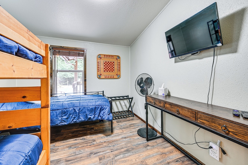 Gateway to Mt Rainier: Riverfront Haven w/ Hot Tub