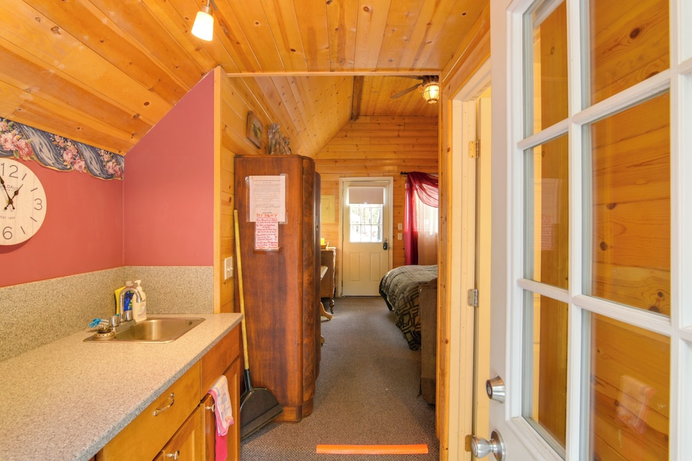 Walk to Trails & Butte Creek: Cozy Retreat w/ Deck