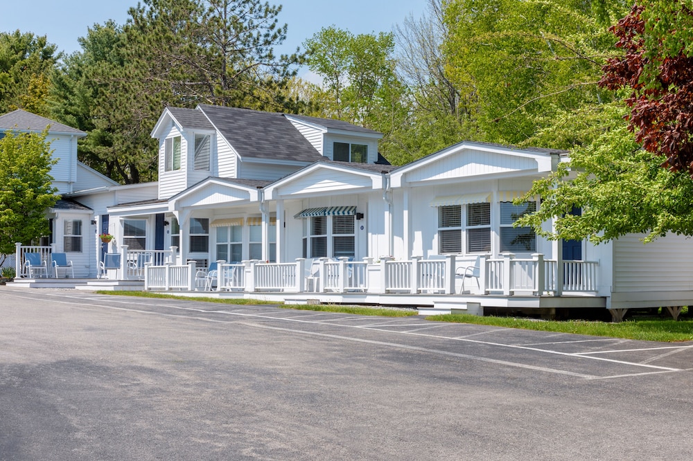 Glen Cove Inn & Suites