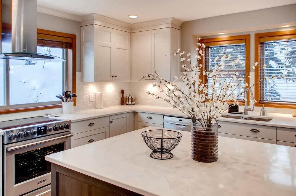 385 Moonshine Crescent by Okanagan Premier