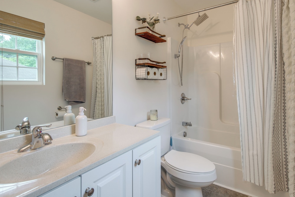 Commuter-friendly Home: 3 Mi to Dtwn Knoxville!
