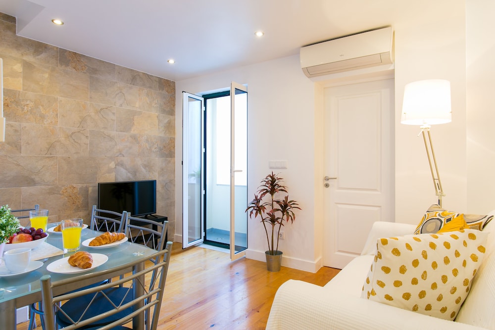 JOIVY Cosy 1-bed flat w/balcony in Alfama, moments from the Port