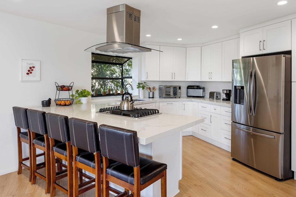 Designer Retreat w/ Pool, Firepits, Panoramic Views The Lake House at Malibu