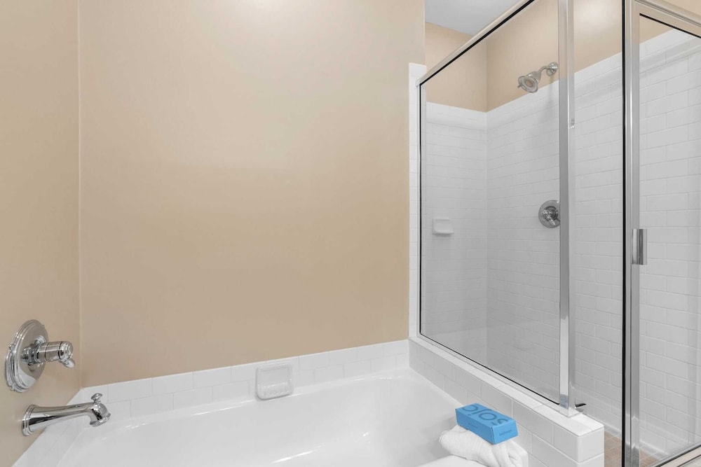 Salty Air & Blue Mountain Flair 3BR Condo w/ Pool, Balcony & Beach Access!