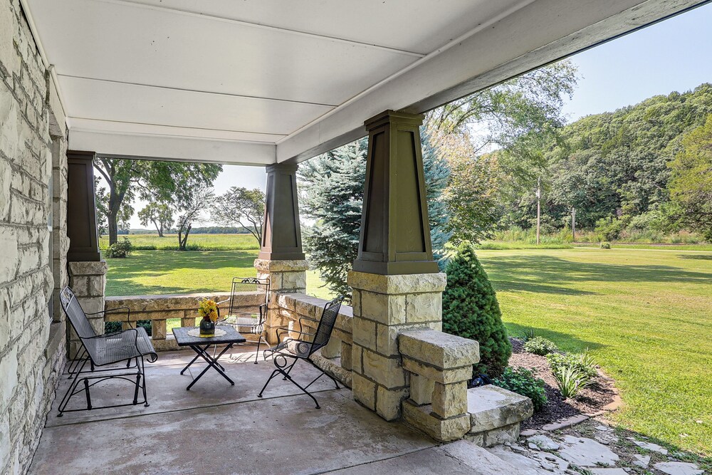 Pet-friendly Home: Grill & Fire Pit in Manhattan view 2