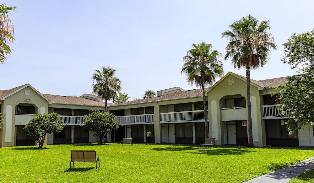 Entire Studio With Free Shuttle to Disney
