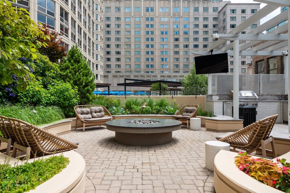 Near Riverwalk 2BR Private Balcony Downtown