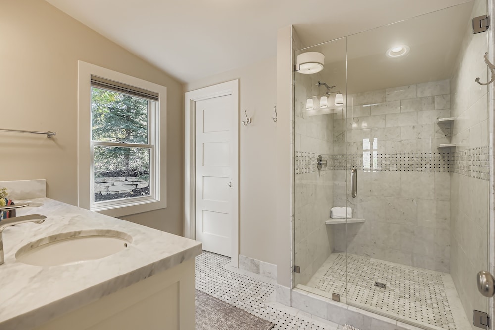 King Road Luxury Lodge, Private Hottub, Game Room, Media Room 45 4 Bedroom Home