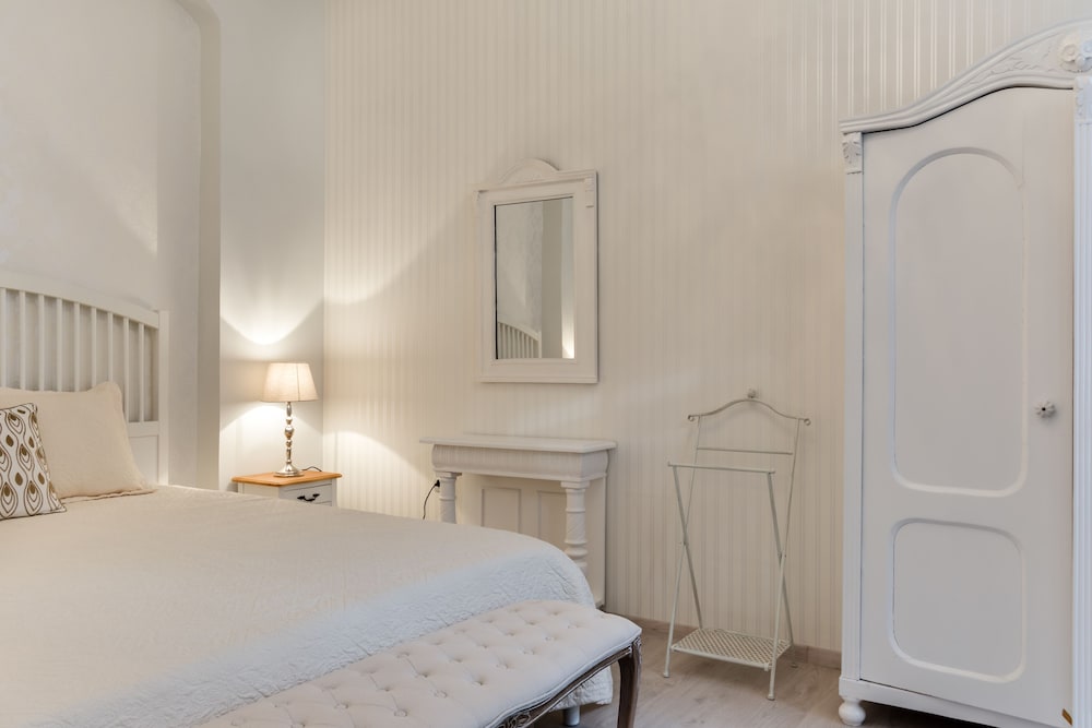 Chestnut & Eliza Suites - Superior Homes