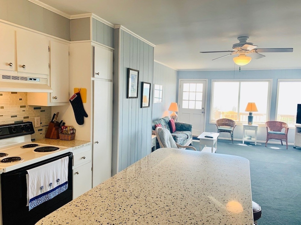 Westside- 3 Bedroom Home by RedAwning