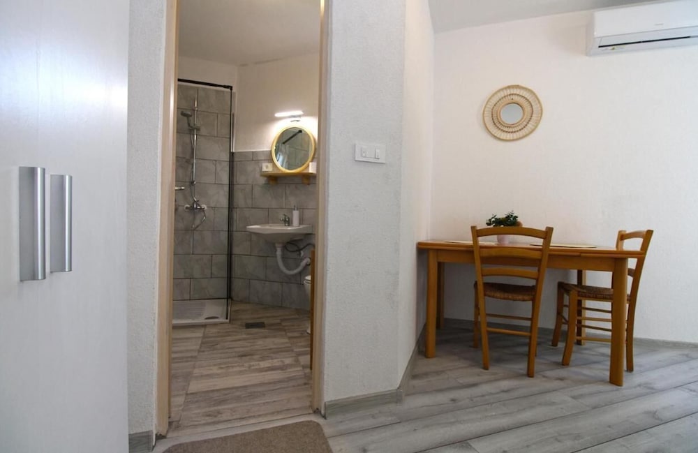 Cozy Apartment With Patio and Parking