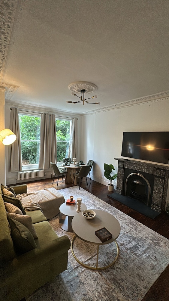 Cosy West Kensington Apartment - 3 Min to Tube