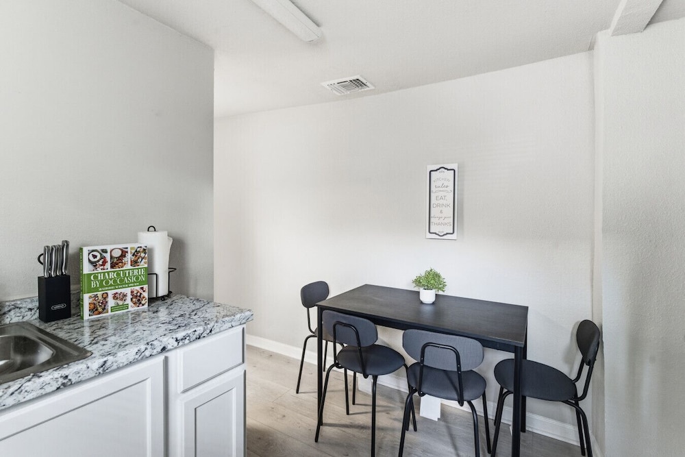 Spacious 2BR Duplex Near Downtown San Antonio