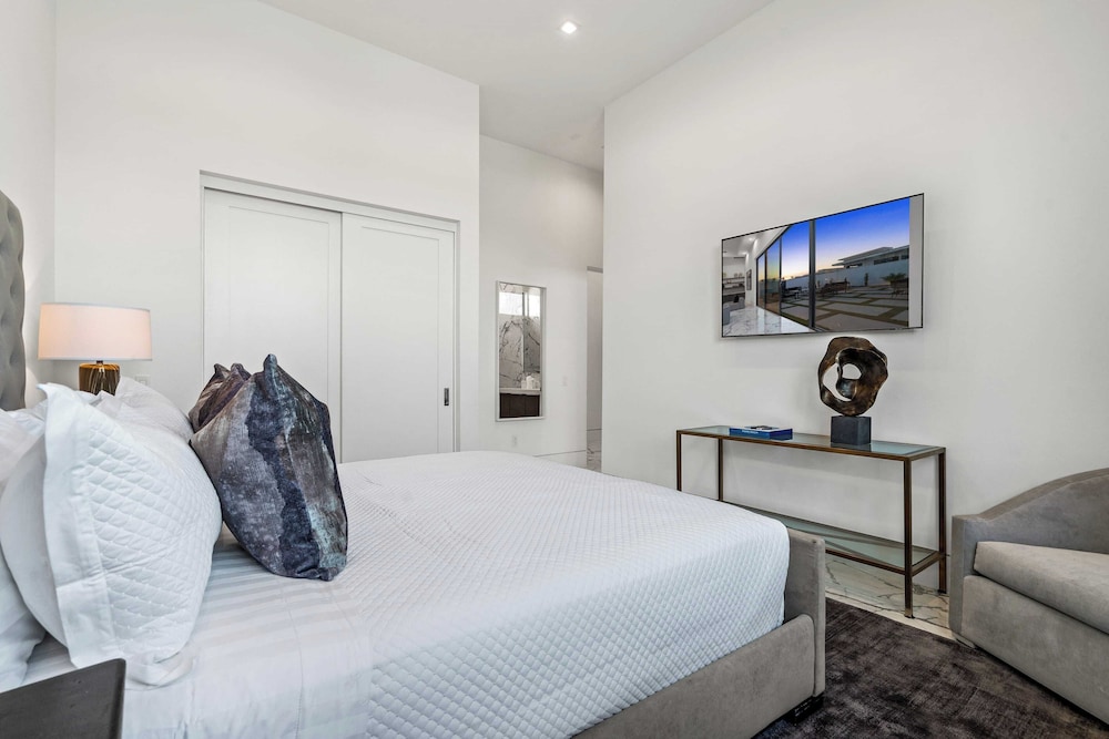 Sleeps 23 Pool, Hot Tub & Putting Green Minutes to Golf & Dining Bravo Villa #7 by Avantstay