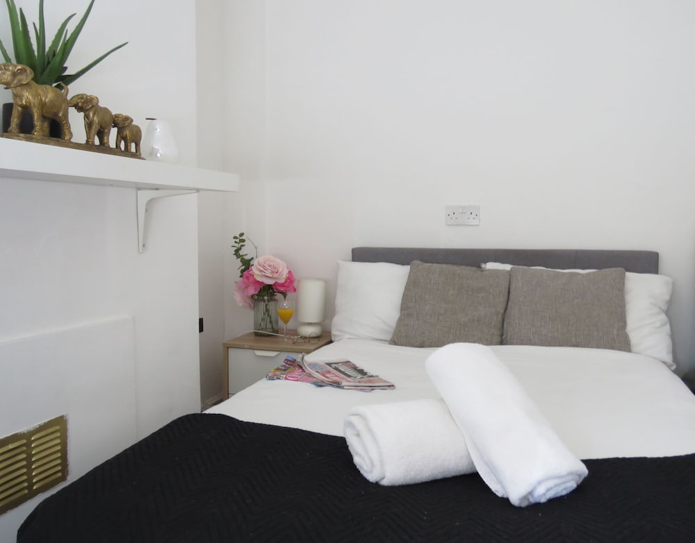 Tudors eSuites Coventry Townhouse Private Garden Free Parking view 3