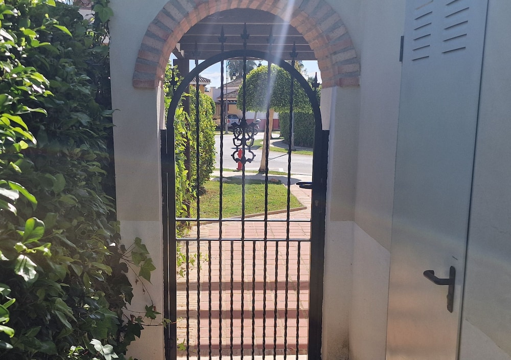 Luxury Villa - Pet Friendly & Free Parking
