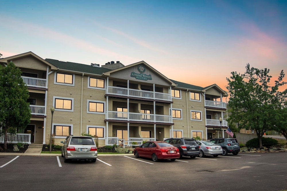3rd Floor Back Side Corner Penthouse Suite- 305 by Grand Wood Suites view 3