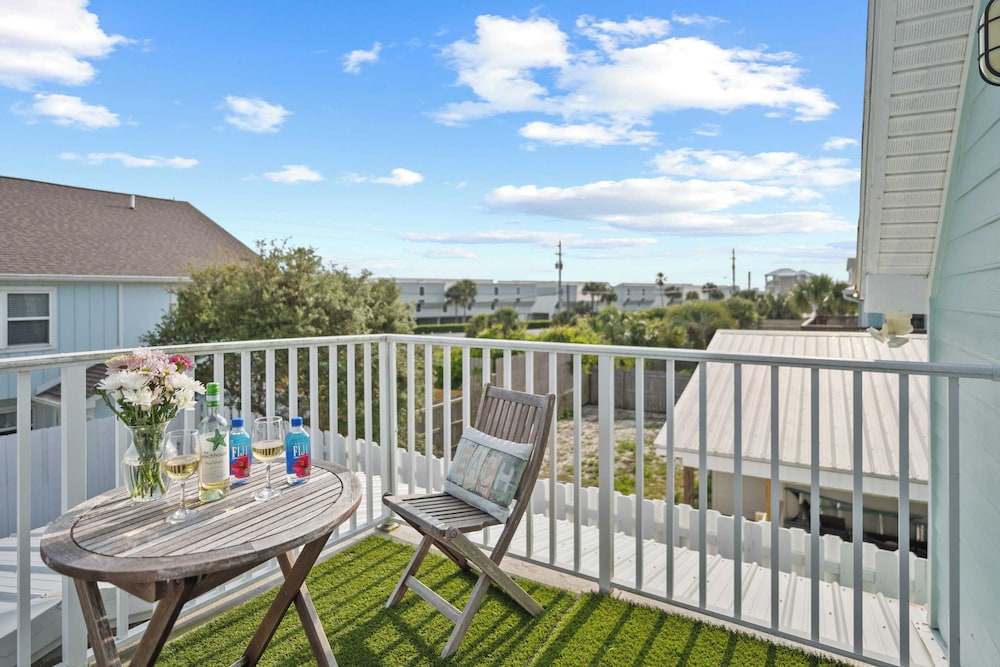 Newly Renovated! 2-min Walk to the Beach The Coastal Cottage by Avantstay