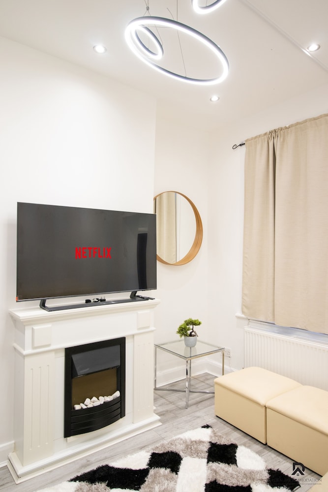 London Apt - Sleeps 4 - Parking - Wifi