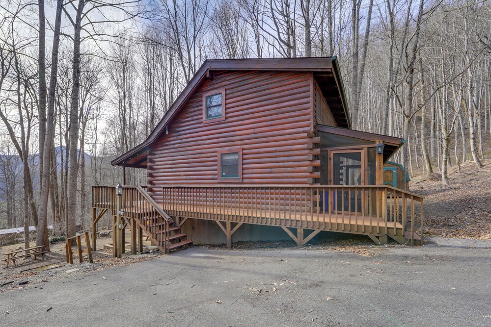 Family Log Cabin w/ Mtn Views, 2 Mi to Tube World!